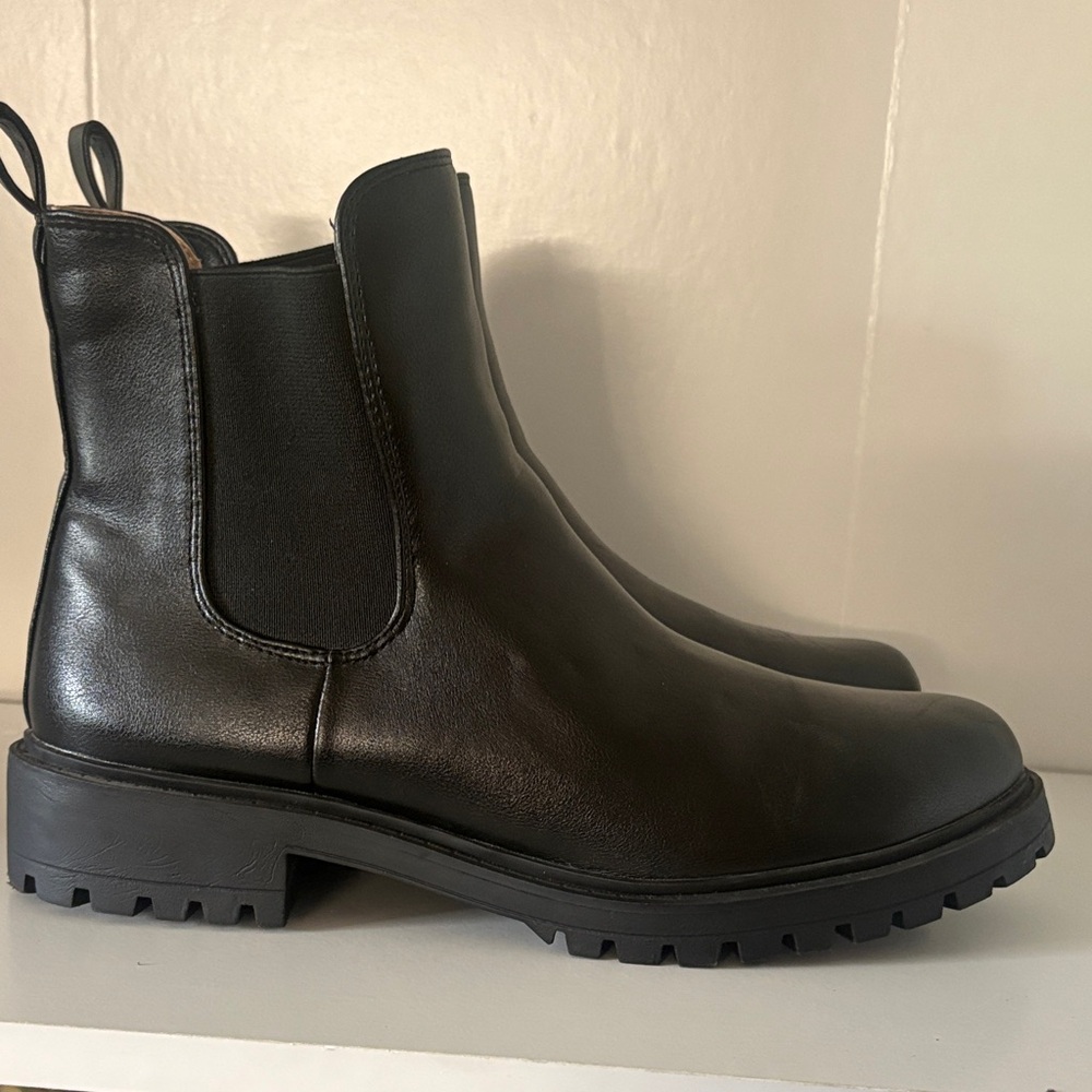 Classic Black Chelsea Boots - Women's